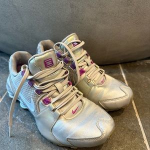 Nike Shox woman’s size 6 gray, awesome!
